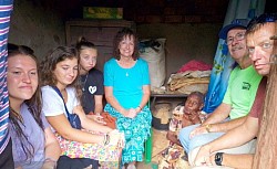 Visit the elderly by US friends